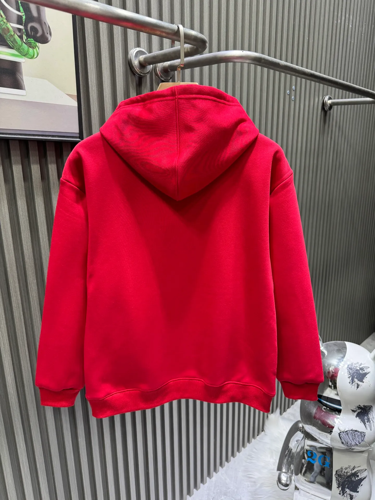 🅿️280 Louis Vuitton 26* New Year’s model War Horse Under the Tree hooded sweatshirt 400g pure cotton➕Silver fox velvet Fashionable casual pullover sweatshirt with hoodie for men and women The trading company has few channels and is the leading official website for sale. It has always been a magical existence with a high degree of recognition. It always creates fashionable items in a minimalist style. It has no restrictions on age and gender and is easy for anyone to control. Basic casual round-neck tailoring It has a significant effect of slimming down and hiding body fat. It can control your daily casual wear. There is no gender limit. The same style is recommended for men and women. This sweatshirt is made of imported air-layer knitted cotton. The fabric feels light, delicate, soft and waxy at the same time. It has a superior stiffness. The terry texture closely arranged like fish scales on the inside is close to the skin, warm and breathable without any pricking feeling. The cuffs and hem are dyed in the same vat knitted rib stitching. It makes the wearer more handsome and stylish. The front of the body is decorated with patterns, carefully printed using top-notch technology, and matched with brand embellishments, showing both luxury class and fashion sense.